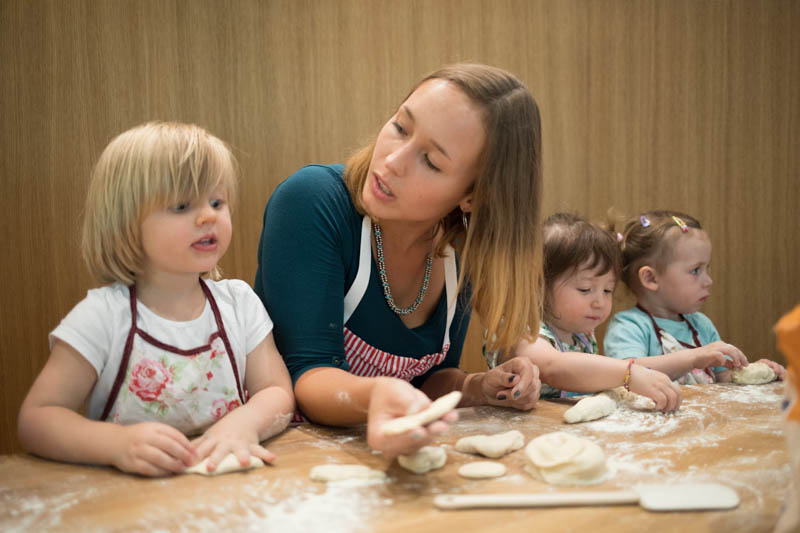 Kinder backen mit Erzieherin