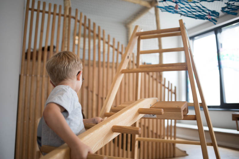 Kind baut an Holzgerüst 