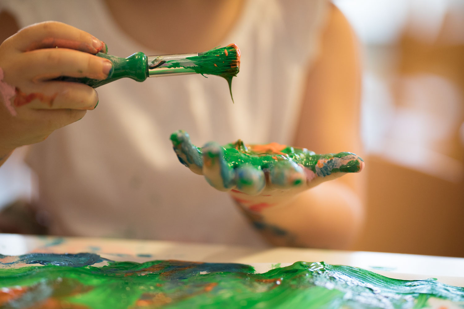 Kinderhände mit Fingermalfarben